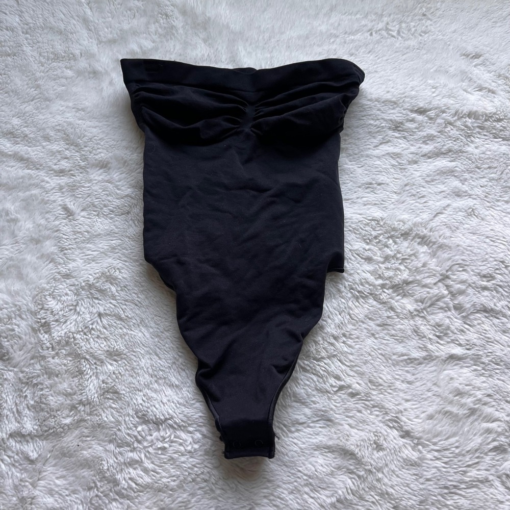 SKIMS Onyx Black Strapless Ruched Thong Bodysuit Size M Medium Compression Tube - Picture 3 of 8